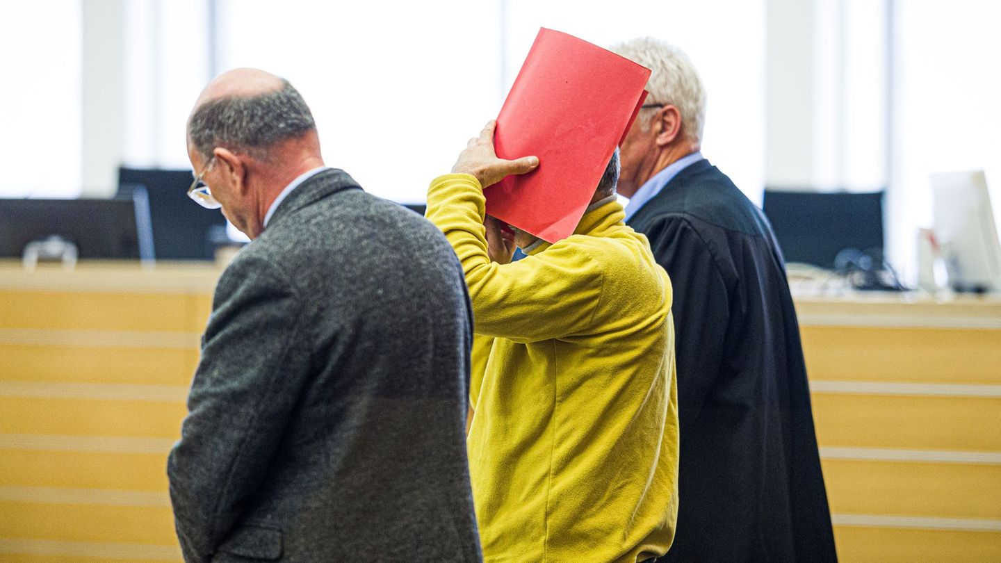 Der Angeklagte (M) soll lebenslang ins Gefängnis und hat durch das Urteil nur eine geringe Chance auf eine vorzeitige Entlassung