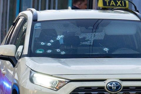 Auf das Taxi wurden mehrere Schüsse abgegeben - vor allem auf die Beifahrerseite. (Archivbild) Foto: Henning Kaiser/dpa
