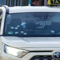 Auf das Taxi wurden mehrere Schüsse abgegeben - vor allem auf die Beifahrerseite. (Archivbild) Foto: Henning Kaiser/dpa