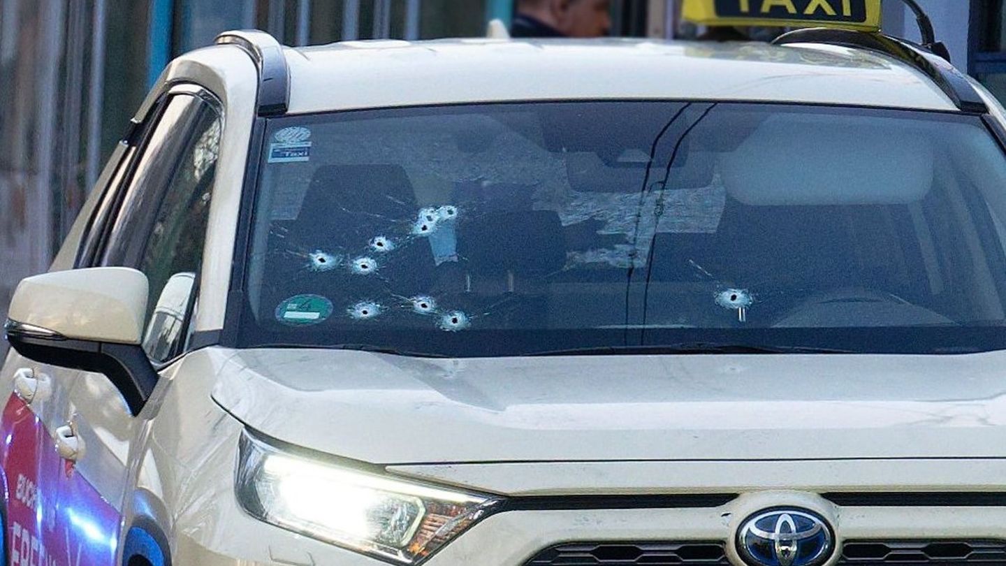 Auf das Taxi wurden mehrere Schüsse abgegeben - vor allem auf die Beifahrerseite. (Archivbild) Foto: Henning Kaiser/dpa