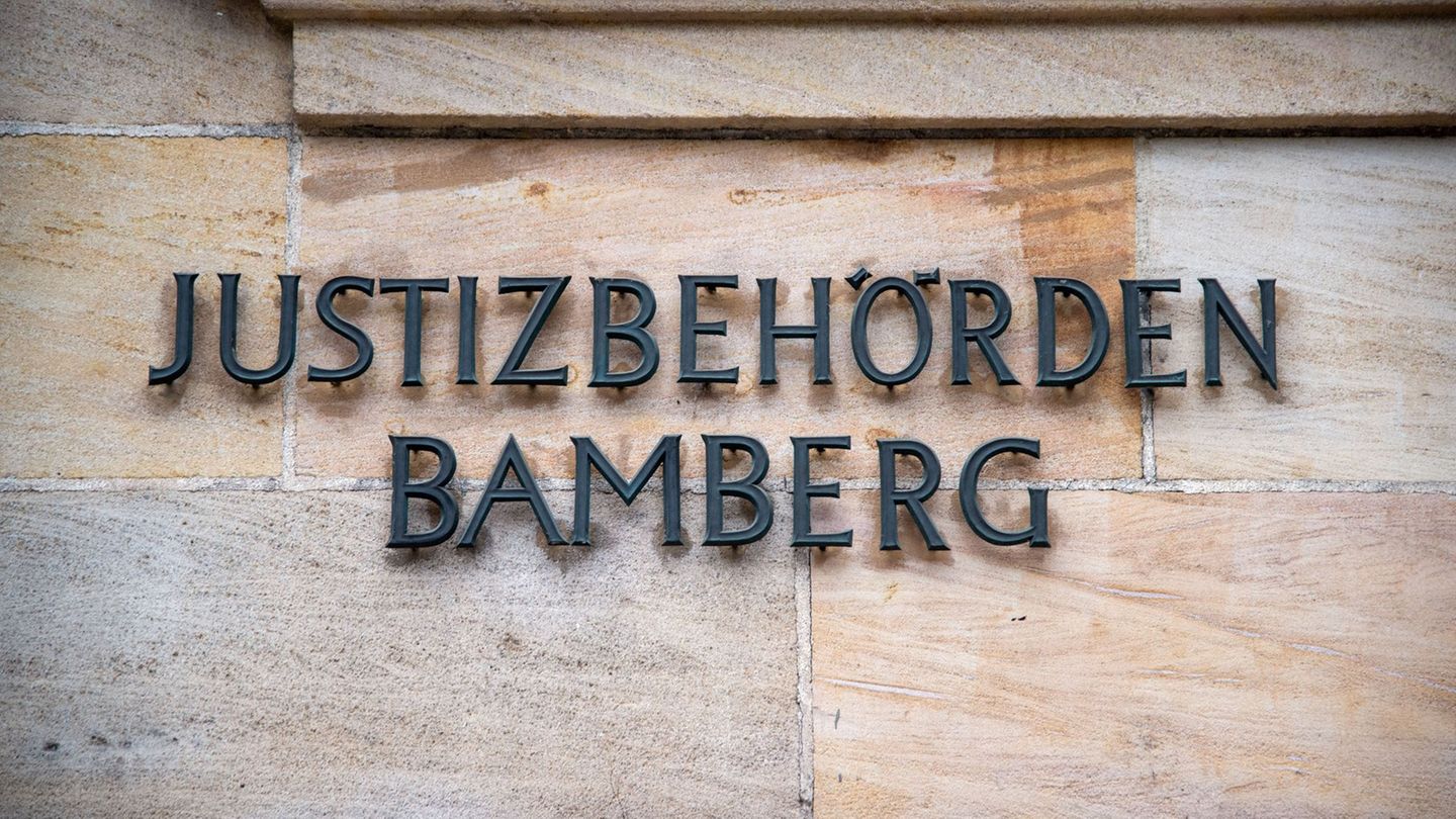 Bald muss sich ein Mann vor dem Landgericht Bamberg verantworten, der mit betrügerischen Callcentern Menschen um viel Geld gebra