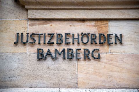 Bald muss sich ein Mann vor dem Landgericht Bamberg verantworten, der mit betrügerischen Callcentern Menschen um viel Geld gebra