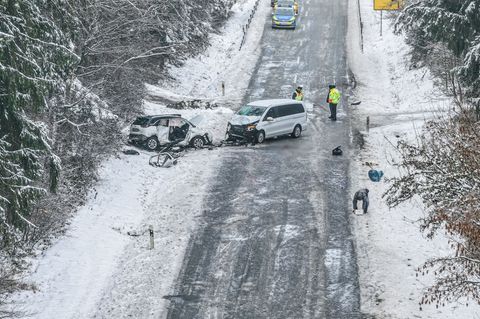 Ein Unfall mit zwei Toten ereignet sich im Landkreis Dingolfing-Landau. Foto: Jason Tschepljakow/dpa
