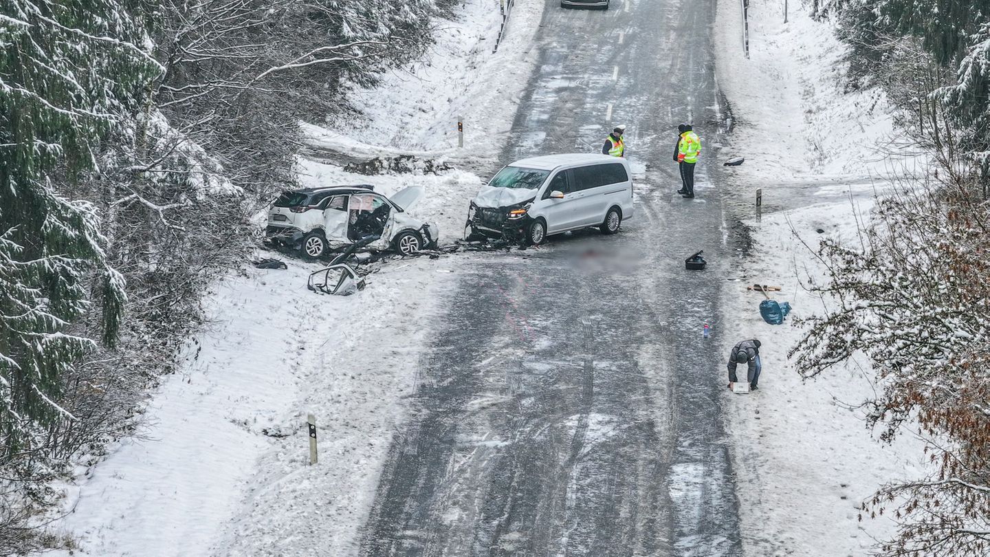 Ein Unfall mit zwei Toten ereignet sich im Landkreis Dingolfing-Landau. Foto: Jason Tschepljakow/dpa