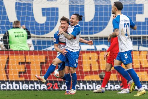 Noah Pesch (l) traf zum 3:2 im Test gegen Ulm. (Archivbild) Foto: Andreas Gora/dpa
