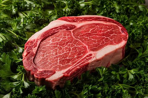 Soll Steak genauso viel verzehrt werden wie Gemüse? Die neuen US-Ernährungsempfehlungen legen diesen Schluss nahe und ziehen daher Kritik auf sich