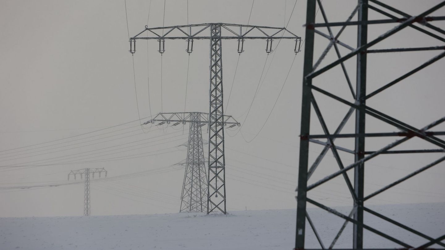 Der Energieversorger Wemag verstärkt die Bereitschaft wegen des Winterwetters. Foto: Matthias Bein/dpa