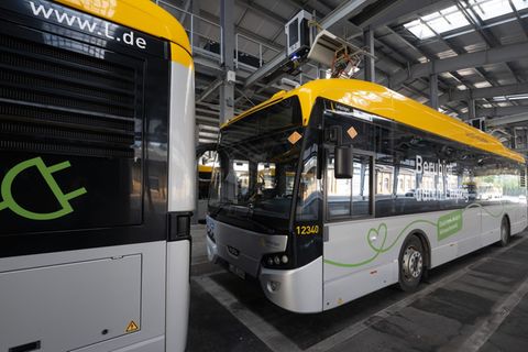 Elektrobusse laden im Bushof der Leipziger Verkehrsbetriebe. Sachsens Verkehrsunternehmen setzen immer häufiger auf Elektrobusse