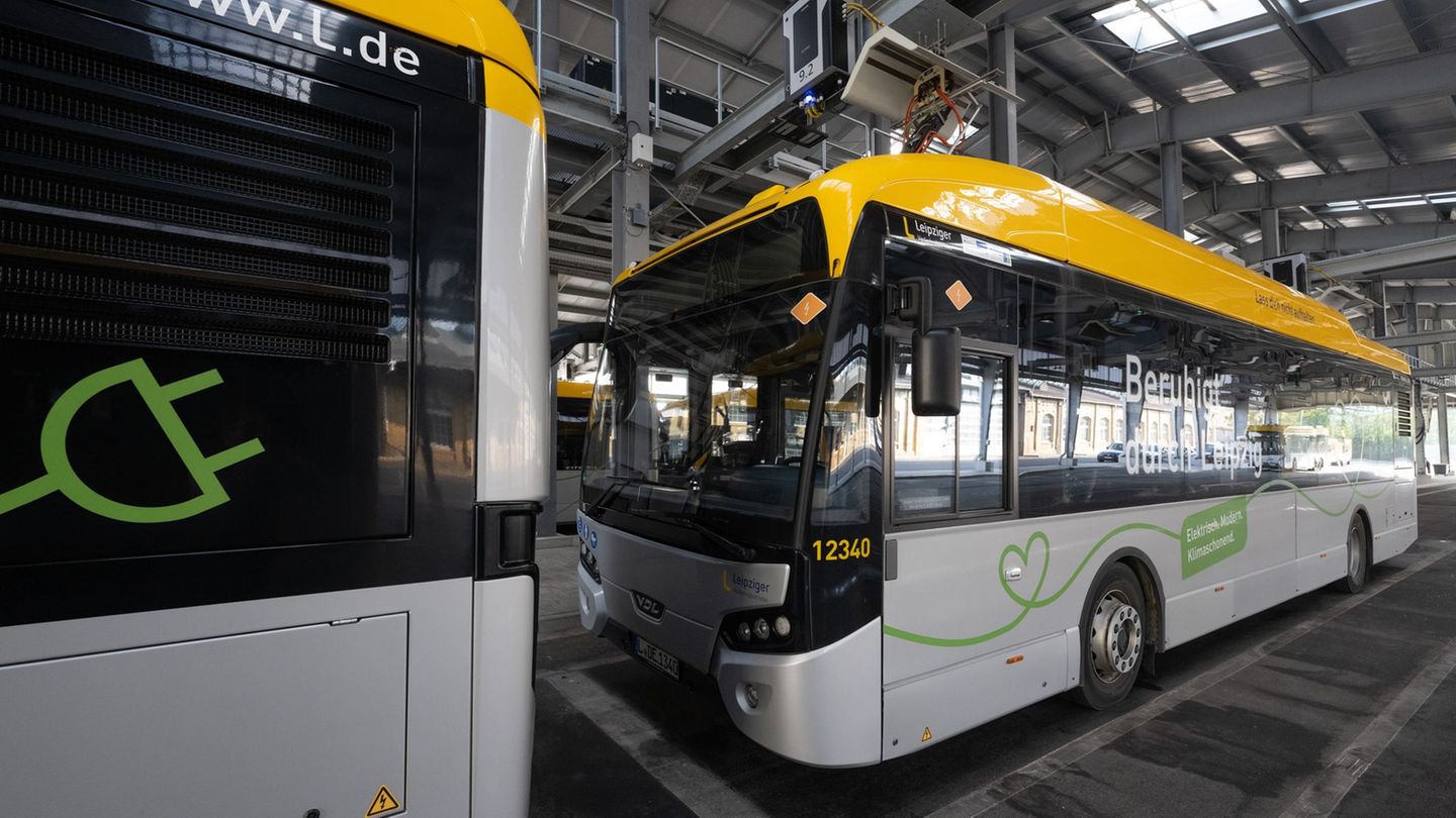 Elektrobusse laden im Bushof der Leipziger Verkehrsbetriebe. Sachsens Verkehrsunternehmen setzen immer häufiger auf Elektrobusse