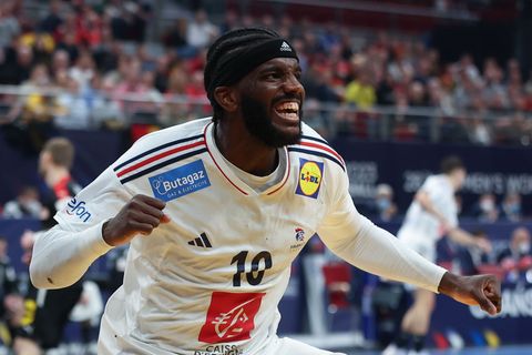 Der französische Handball-Nationalspieler Dika Mem spielt bald für Berlin. (Archivbild) Foto: Jan Woitas/dpa