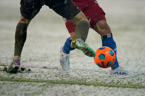 Was ist die richtige Spielkleidung bei Kälte und Schnee? (Archivbild) Foto: Marcus Brandt/dpa