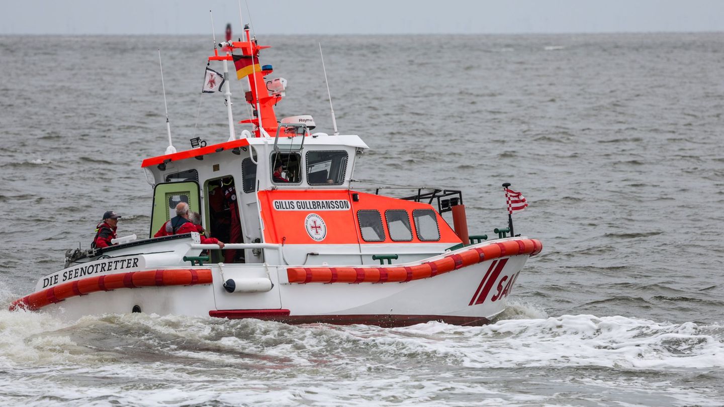 Im Rahmen der Amtshilfe haben Seenotretter mitten im Wintersturm einen kranken Patienten von Spiekeroog an Land gebracht. (Symbo