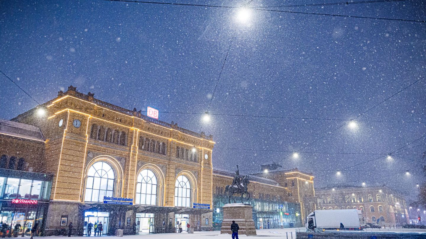 Heftiger Schneefall sorgt in Niedersachsen für Verkehrsbehinderungen. Foto: Moritz Frankenberg/dpa