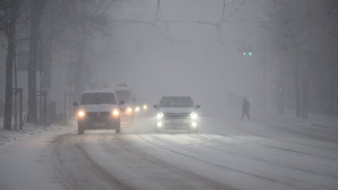 Die Dresdner Polizei ist zu einigen wetterbedingten Unfällen gerufen worden. Foto: Robert Michael/dpa