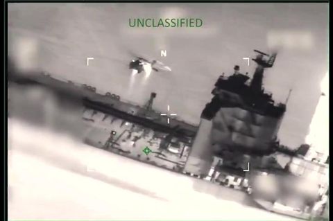 Die Bild einer Nachsichtkamera zeigt, wie US-Spezialkräfte vor wenigen Tagen den Öltanker "Sophia" in der Karibik entern