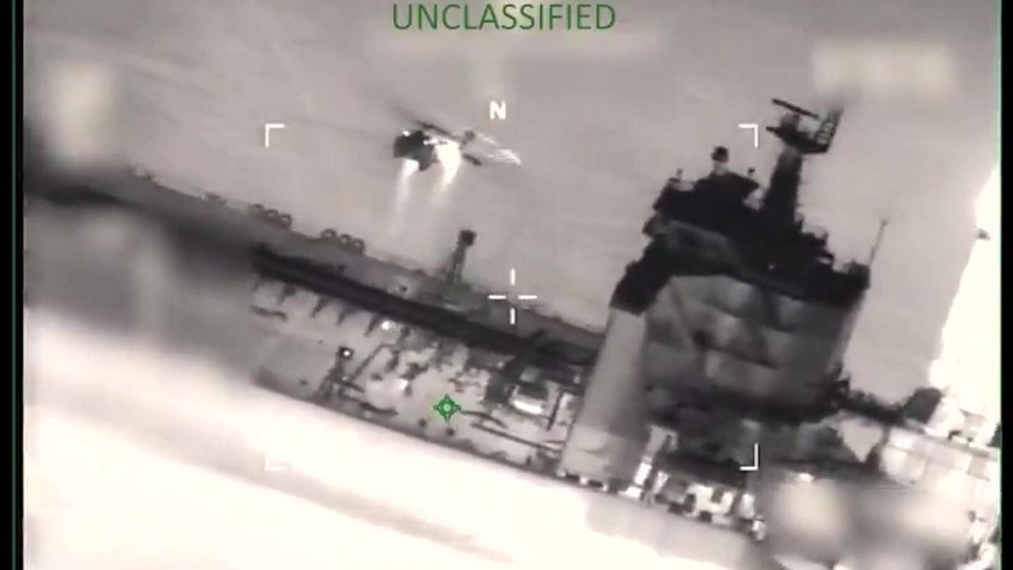 Die Bild einer Nachsichtkamera zeigt, wie US-Spezialkräfte vor wenigen Tagen den Öltanker "Sophia" in der Karibik entern