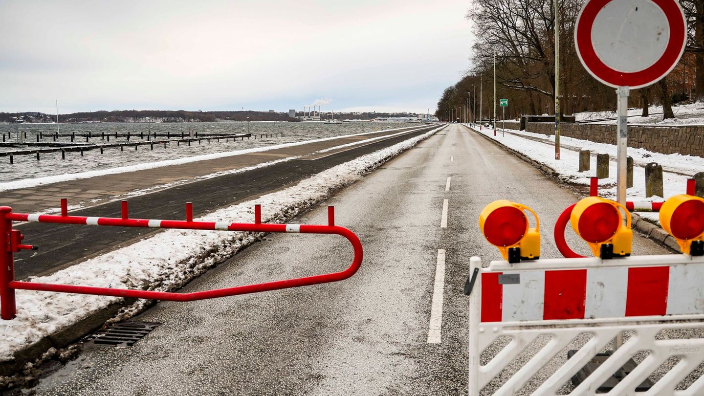 Die Kielllinie ist wegen der Hochwasserlage gesperrt. Foto: Frank Molter/dpa