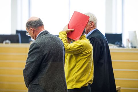 Der Angeklagte (M) soll lebenslang ins Gefängnis und hat durch das Urteil nur eine geringe Chance auf eine vorzeitige Entlassung