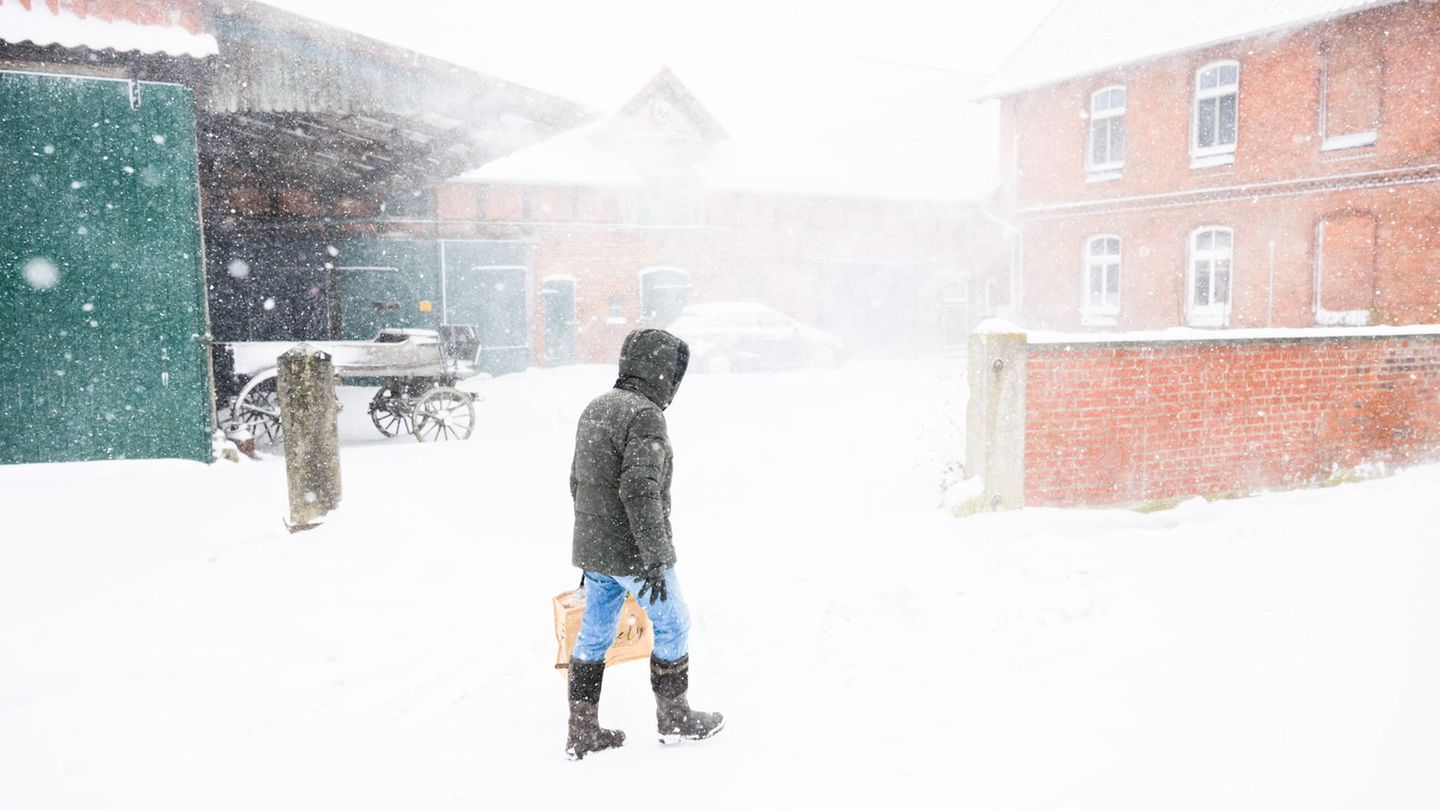 Schneeverwehungen sorgen in großen Teilen Niedersachsens für einen Ausnahmezustand. Foto: Julian Stratenschulte/dpa
