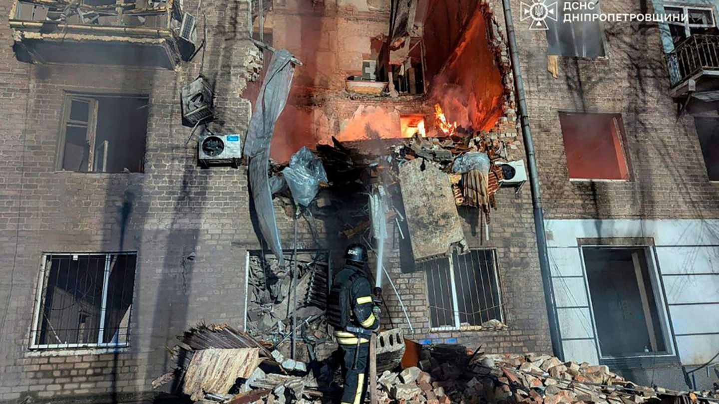 Löscharbeiten in Kiew nach erneuten russischen Angriffen