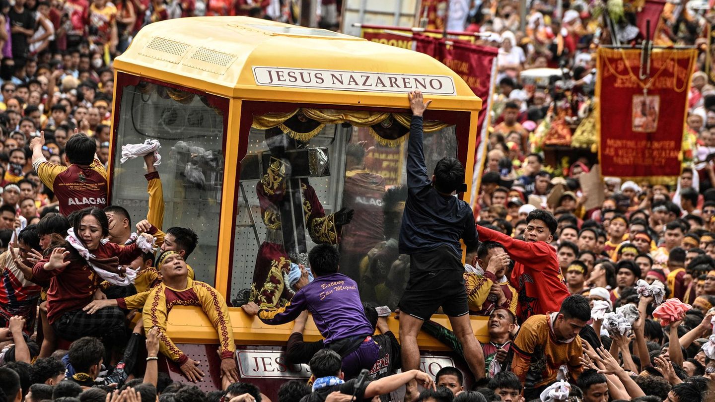 Manila, Philippinen. Enges Gedränge in der Hauptstadt: Am jährlichen Festtag des sogenannten Schwarzen Nazareners drängen sich katholische Gläubige durch die Straßen, um das Fahrzeug mit einer schwarzen Christusstatue zu berühren. Dadurch erhoffen sich die vielen Teilnehmer unter anderem, von Krankheiten geheilt zu werden. Die Prozession dauert mehrere Stunden