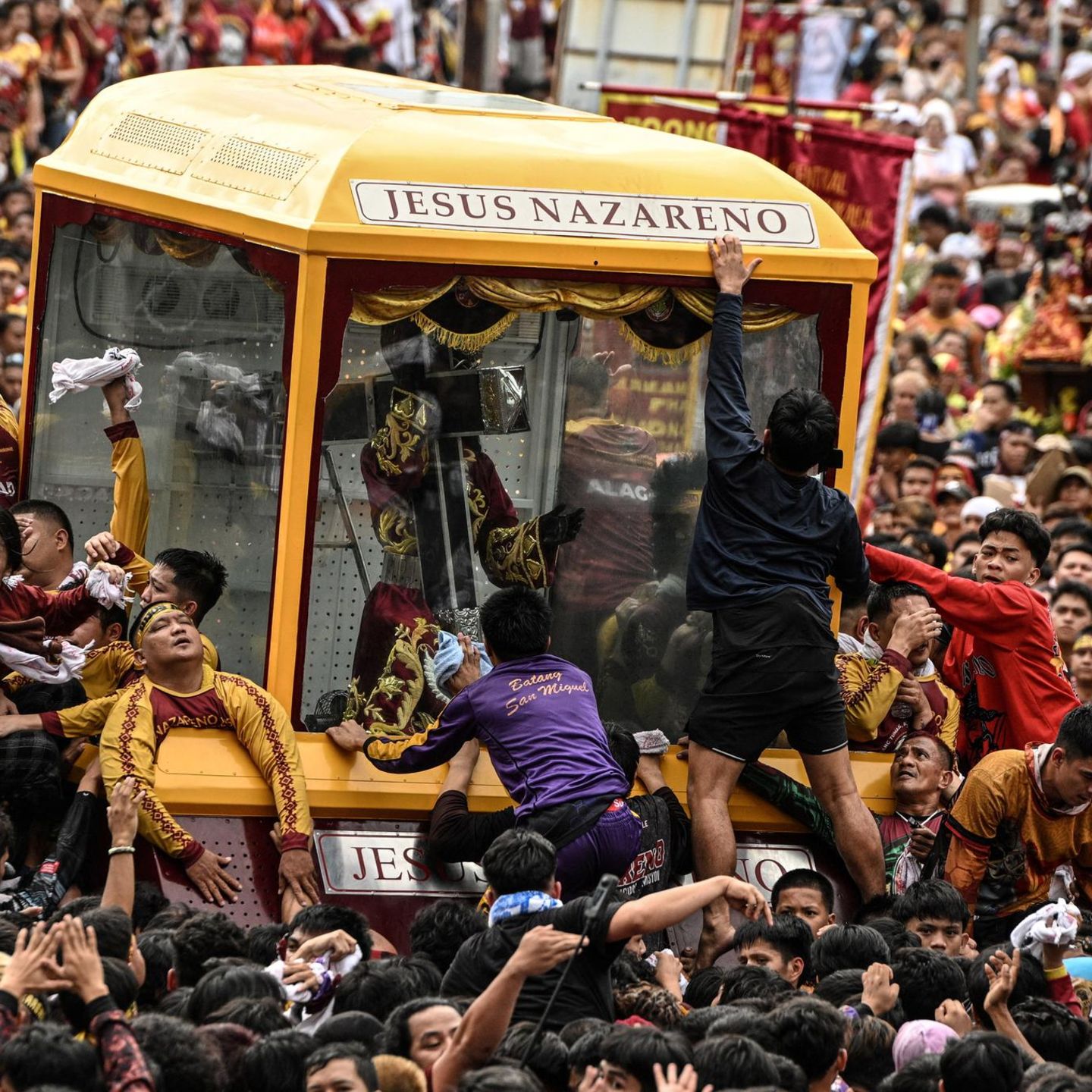 Manila, Philippinen. Enges Gedränge in der Hauptstadt: Am jährlichen Festtag des sogenannten Schwarzen Nazareners drängen sich katholische Gläubige durch die Straßen, um das Fahrzeug mit einer schwarzen Christusstatue zu berühren. Dadurch erhoffen sich die vielen Teilnehmer unter anderem, von Krankheiten geheilt zu werden. Die Prozession dauert mehrere Stunden