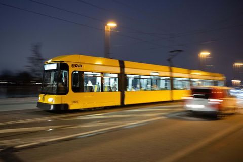 Wegen laut abgespielter rechtsextremer Musik ist es in einer Dresdner Straßenbahn zu einer gewalttätigen Auseinandersetzung geko