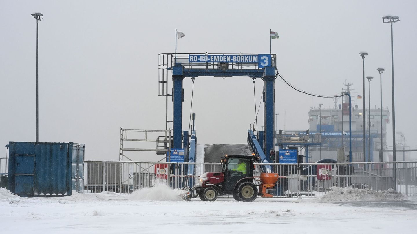 Reisende von und zu den ostfriesischen Inseln sollten vor Fahrtantritt die Fahrpläne der Fähre überprüfen. Foto: Lars Penning/dp