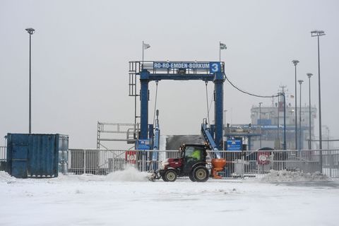 Reisende von und zu den ostfriesischen Inseln sollten vor Fahrtantritt die Fahrpläne der Fähre überprüfen. Foto: Lars Penning/dp