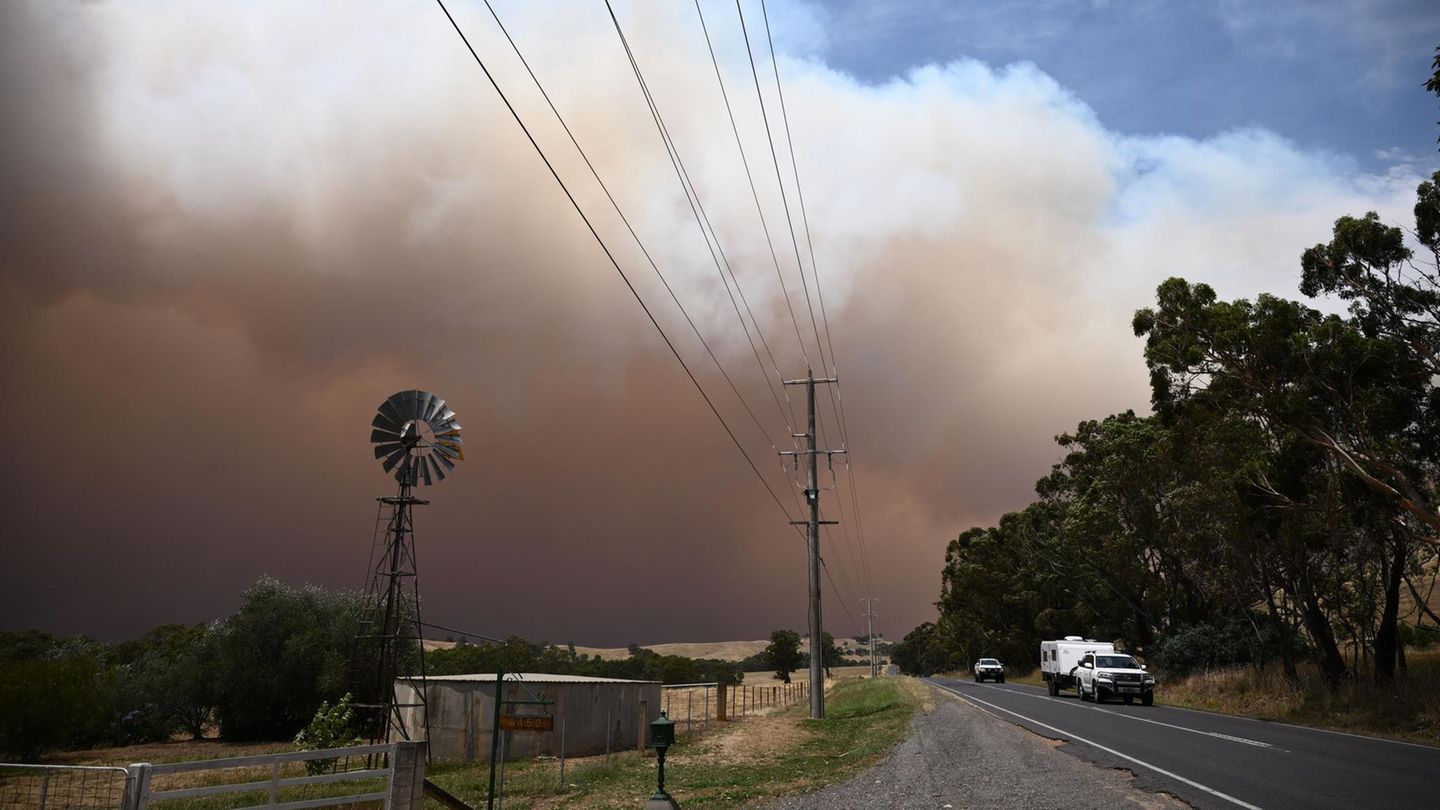 Seymour, Australien. Ungefähr 100 Kilometer nördlich von Melbourne sorgt eine Hitzewelle in Kombination mit Wind für zerstörerische Brände. Diese gewaltige Rauchwand des Longwood-Buschfeuers außerhalb der Stadt Seymour zeigt das Ausmaß. Dutzende Ortschaften im Bundesstaat Victoria wurden zur Evakuierung aufgerufen