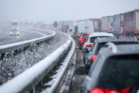Getränke und Lebensmittel sollten im Auto sein, um sich in einem längeren Stau versorgen zu können. Foto: Jan Woitas/dpa/dpa-tmn