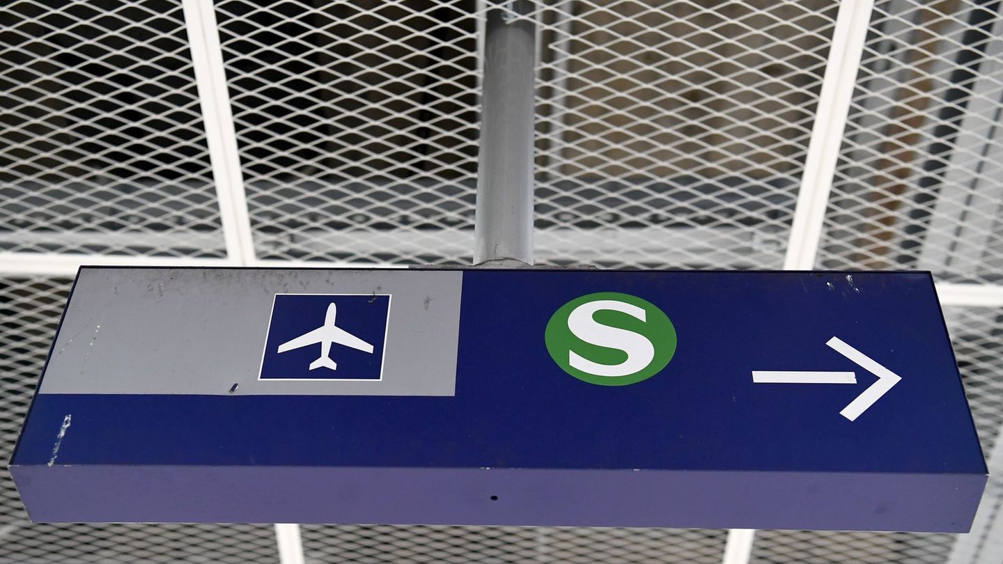 Neben der Stammstrecke ist auch die S8 zum Flughafen von Bauarbeiten betroffen. (Symbolbild) Foto: Peter Kneffel/dpa