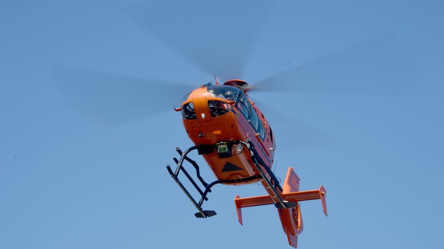 Ein Mann wurde bei einem 15-Meter tiefen Sturz an der Küste im Kreis Ostholstein schwer verletzt. (Symbolbild) Foto: Carsten Reh