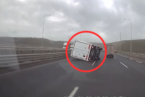 Lkw stürzt auf Autobahn um