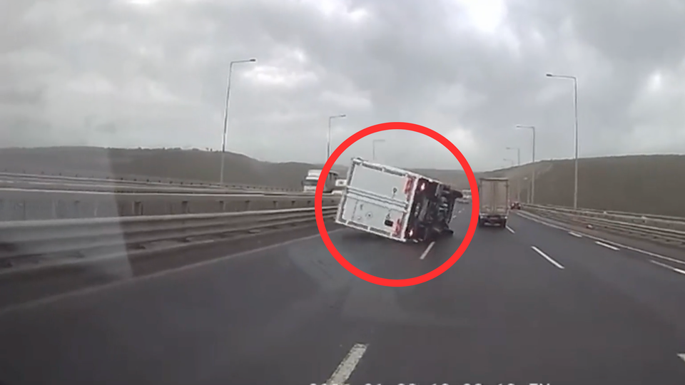 Lkw stürzt auf Autobahn um