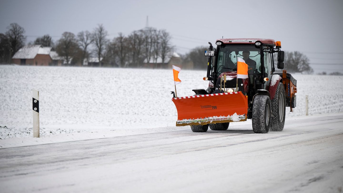 Gerade für den Südwesten von MV hatte der DWD vor Schneeverwehung gewarnt. Foto: Philip Dulian/dpa
