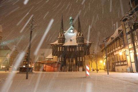 Traumhaft schön in Wernigerode - andernorts Ursache für Verkehrsbehinderungen: Sturmtief "Elli". Foto: Matthias Bein/dpa