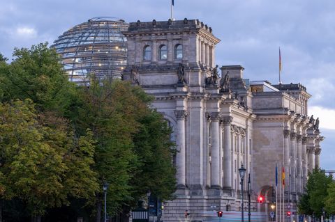 Führen Baumängel am Bundestag dazu, dass es dort stinkt? Vizepräsident Nouiripour beklagt das. Foto: Soeren Stache/dpa
