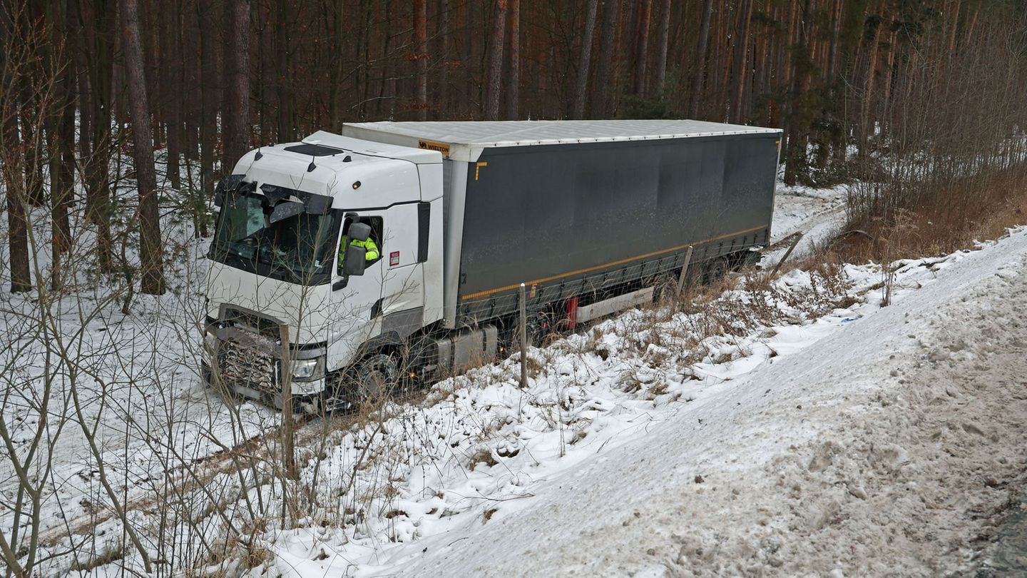 Die A19 ist nach einem Unfall in Richtung Berlin voll gesperrt. Foto: Bernd Wüstneck/dpa