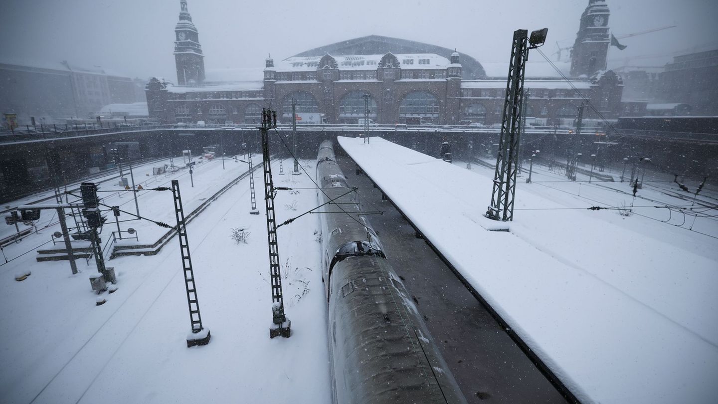 Zwangspause für Züge im Norden. Foto: Christian Charisius/dpa