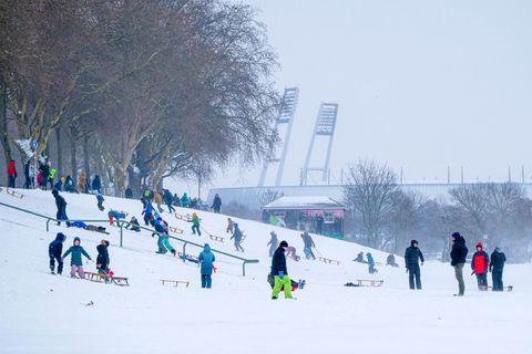 Schnee am Bremer Weserstadion. Das Bundesliga-Spiel zwischen Werder und Hoffenheim wurde abgesagt. Foto: Sina Schuldt/dpa