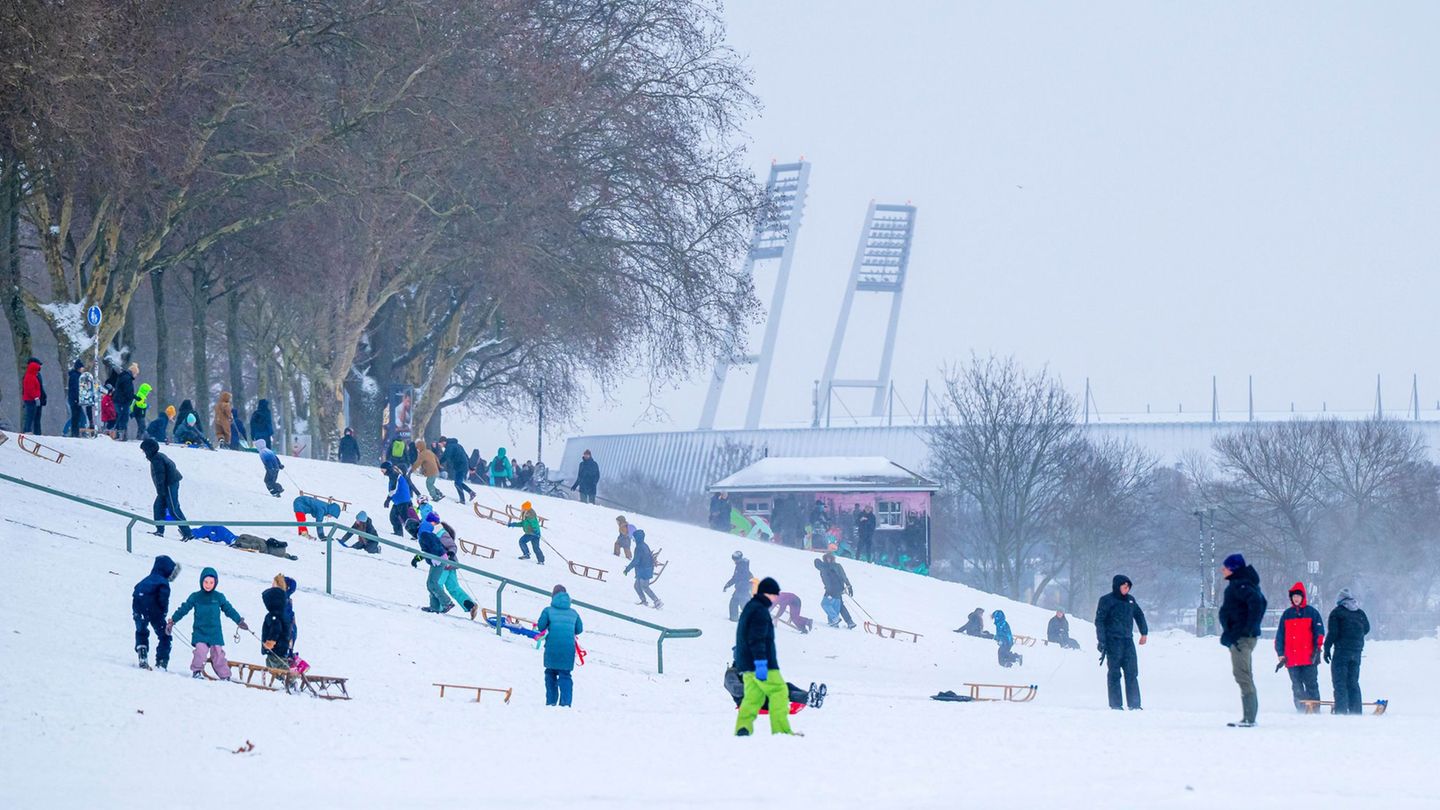 Schnee am Bremer Weserstadion. Das Bundesliga-Spiel zwischen Werder und Hoffenheim wurde abgesagt. Foto: Sina Schuldt/dpa