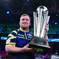 Luke Littler mit Weltmeistertrophäe