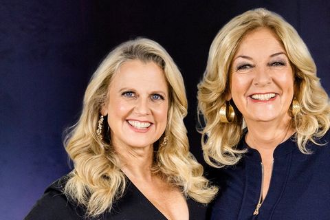 Barbara Schöneberger (l.) und Bettina Tietjen moderieren am 9. Januar die "NDR Talk Show".