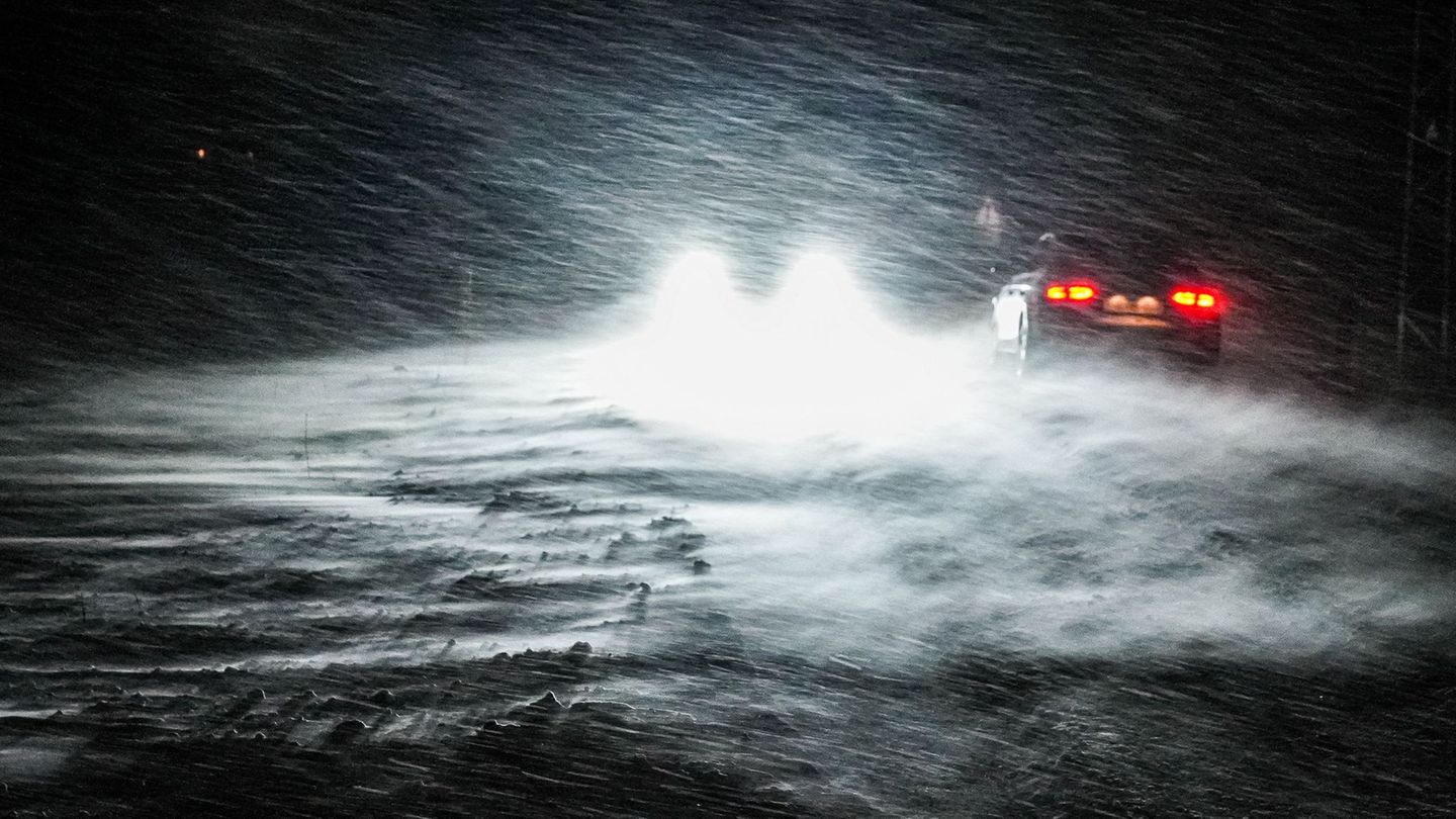 Die glatten Straßen machen Autofahrern in Niedersachsen zu schaffen. Foto: Julian Stähle/dpa
