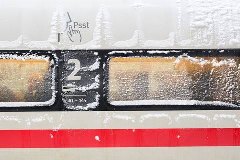 Sturmtief "Elli" hat den Bahnverkehr in Norddeutschland zum Erliegen gebracht. Foto: Julian Stratenschulte/dpa