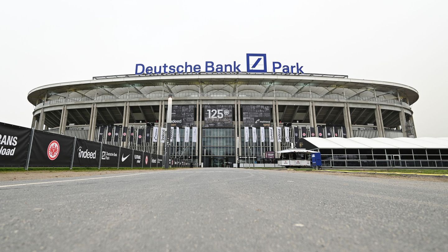 Eintracht Frankfurt und die Deutsche Bank haben ihre Zusammenarbeit bis 2035 verlängert. (Archivbild) Foto: Arne Dedert/dpa