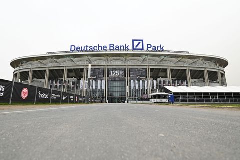 Eintracht Frankfurt und die Deutsche Bank haben ihre Zusammenarbeit bis 2035 verlängert. (Archivbild) Foto: Arne Dedert/dpa