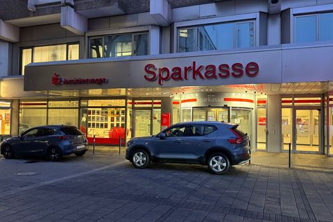 Die Sparkasse bleibt bis auf den SB-Raum mit den Automaten noch für Wochen zu - im Tresorraum wird fieberhaft gearbeitet. Foto: