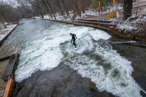 Die Eisbachwelle in München im Dezember 2025